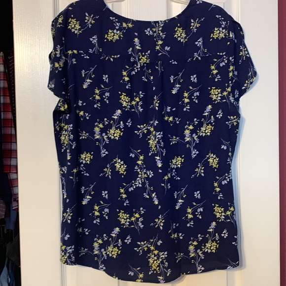 Croft & barrow blue v neck shirt sleeve top with yellow/ blue/ white flowers xxl - Picture 2 of 7